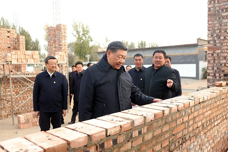 2023年11月10日，習近平總書記在河北保定涿州市刁窩鎮(zhèn)萬全莊村房屋重建施工現(xiàn)場考察。