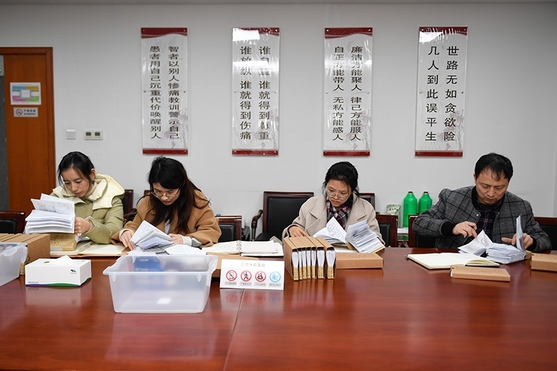 2020年1月8日，浙江寧波市北侖區(qū)紀委工作人員在檢查北侖區(qū)大數(shù)據(jù)發(fā)展管理中心2019年的公款消費票據(jù)，查找是否存在違規(guī)問題。