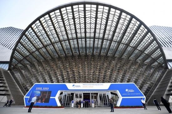 2023年10月30日，參會嘉賓步入長沙國際會議中心。當(dāng)日，以“全球發(fā)展 共享安全”為主題的博鰲亞洲論壇全球經(jīng)濟發(fā)展與安全論壇第二屆大會在湖南長沙開幕。新華社記者 陳振海 攝