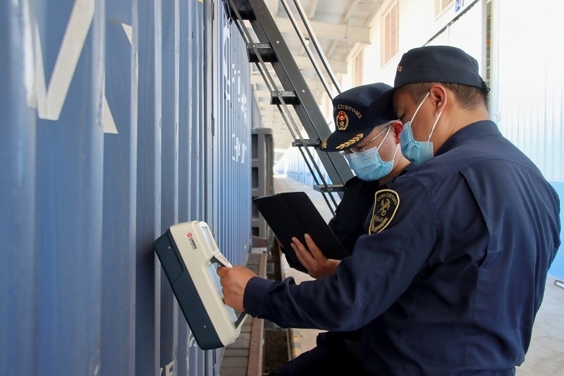 海關(guān)關(guān)員使用手持式輻射探測(cè)儀對(duì)中老鐵路入境貨物進(jìn)行檢測(cè)。張釋巍攝