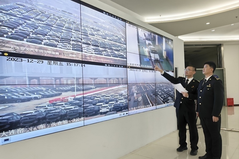 海關(guān)關(guān)員視頻巡查出口汽車(chē)場(chǎng)地。李進(jìn)攝