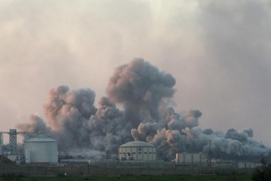  這是1月6日從加沙邊境以色列一側(cè)拍攝的加沙北部遭襲情況。新華社發(fā)（伊蘭·阿薩亞格攝/基尼圖片社）