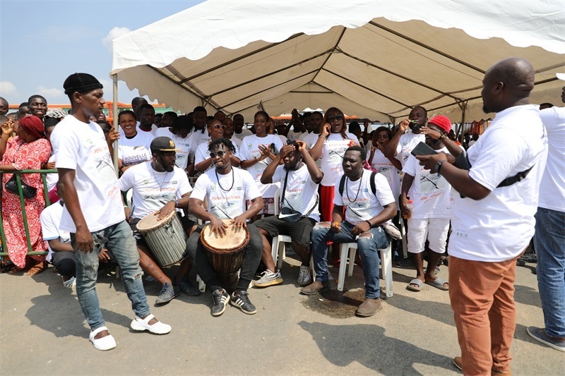 當(dāng)?shù)孛癖姂c祝通車。中建國際中西非公司供圖。