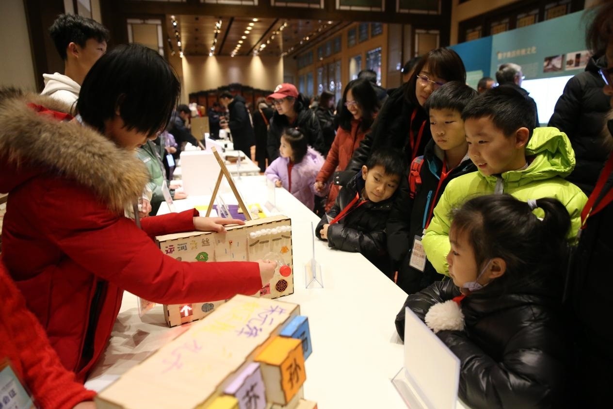 學(xué)生現(xiàn)場演示科創(chuàng)作品。主辦方供圖