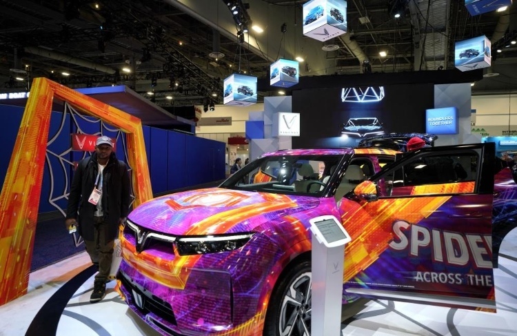 1月11日，人們?cè)诿绹?guó)拉斯維加斯消費(fèi)電子展越南電動(dòng)汽車制造商VinFast展臺(tái)參觀。新華社記者吳曉凌攝