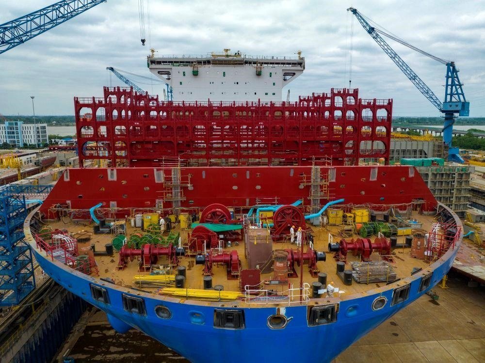 △2023年5月7日，江蘇揚州中遠(yuǎn)海運重工有限公司工人在作業(yè)。