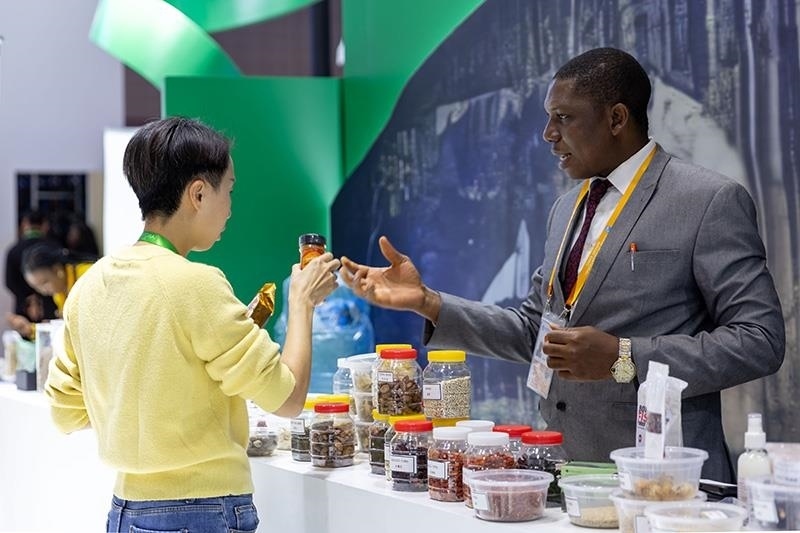 △2023年11月7日，在進(jìn)博會國家館尼日利亞館，展商介紹尼日利亞產(chǎn)品。