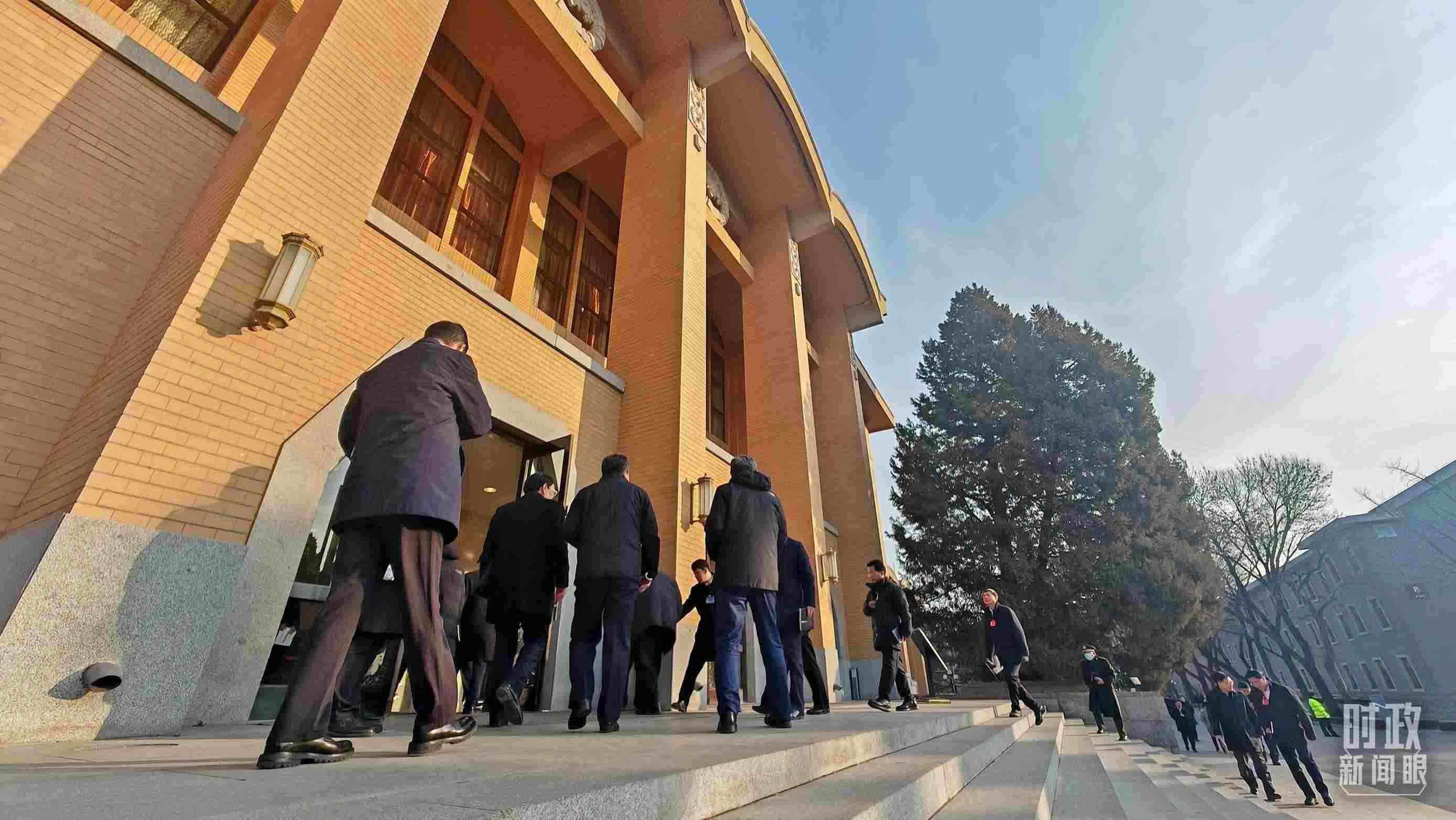 △省部級(jí)主要領(lǐng)導(dǎo)干部推動(dòng)金融高質(zhì)量發(fā)展專題研討班的學(xué)員們正在進(jìn)入會(huì)場(chǎng)。（總臺(tái)央視記者王策拍攝）