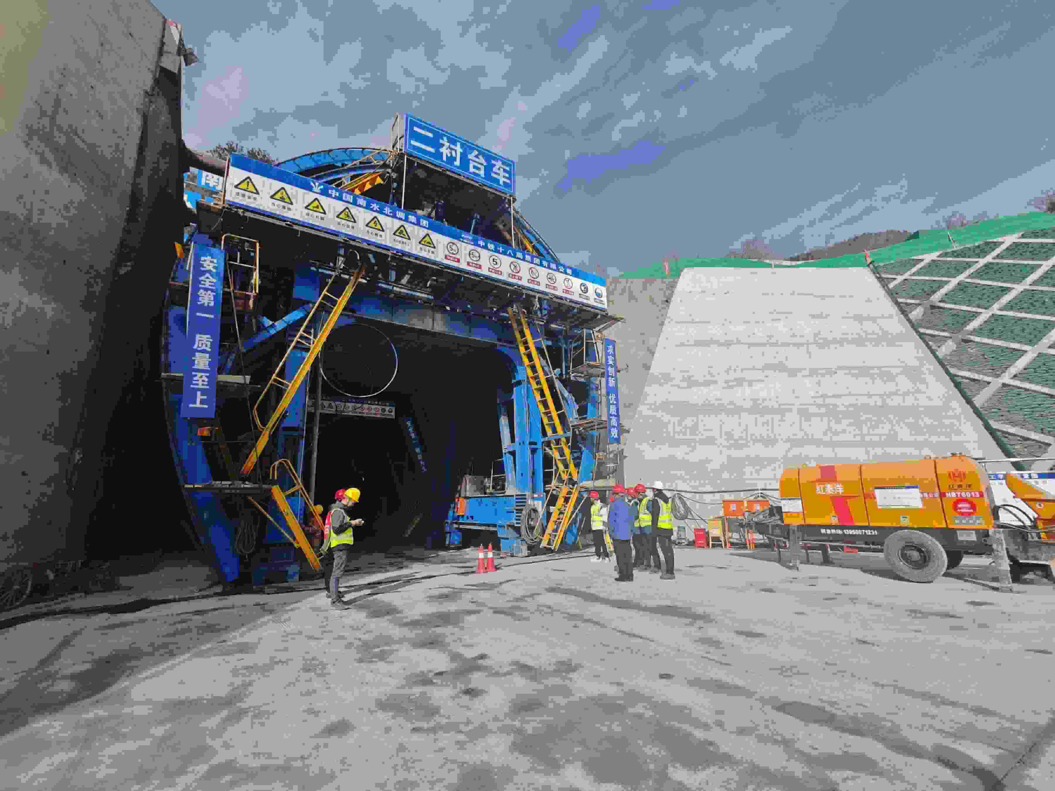 湖北省襄陽市保康縣馬良鎮(zhèn)的引江補(bǔ)漢工程輸水隧洞8號平洞施工現(xiàn)場。受訪者供圖