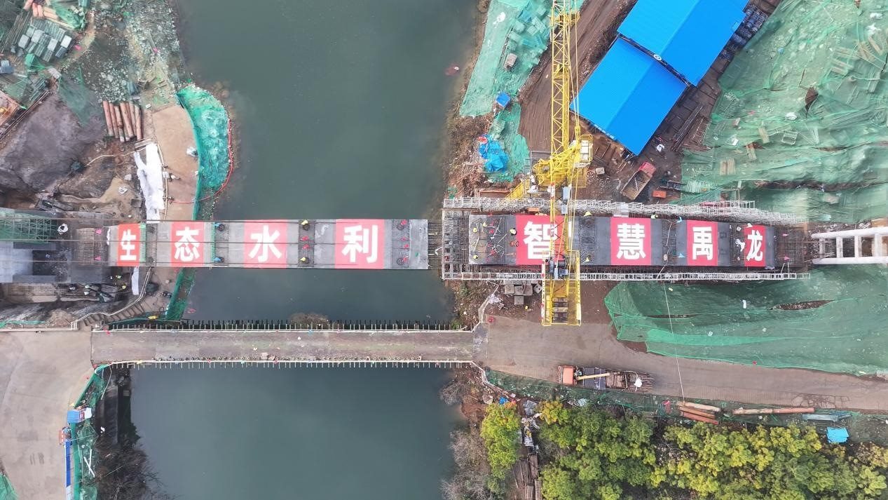 漳河灌區(qū)響水洞渡槽轉(zhuǎn)體合龍。受訪者供圖