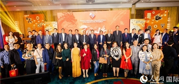 出席駐菲律賓使館2024年新年媒體沙龍部分嘉賓代表合影。人民網(wǎng)記者樊帆 攝