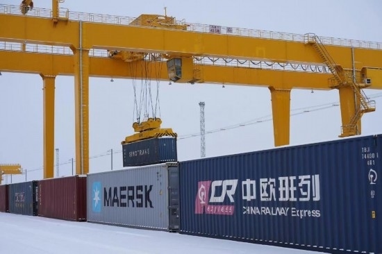 霍爾果斯口岸鐵路換裝場內(nèi)正在進(jìn)行集裝箱換裝作業(yè)。（受訪單位供圖）