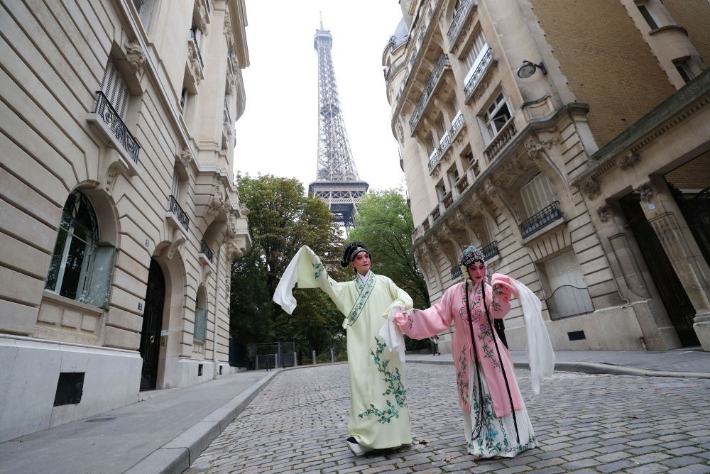 2023年9月13日，江蘇省演藝集團昆劇院院長施夏明（左）和江蘇省演藝集團昆劇院國家一級演員孔愛萍在法國巴黎埃菲爾鐵塔附近參加昆曲快閃。新華社記者 高靜 攝