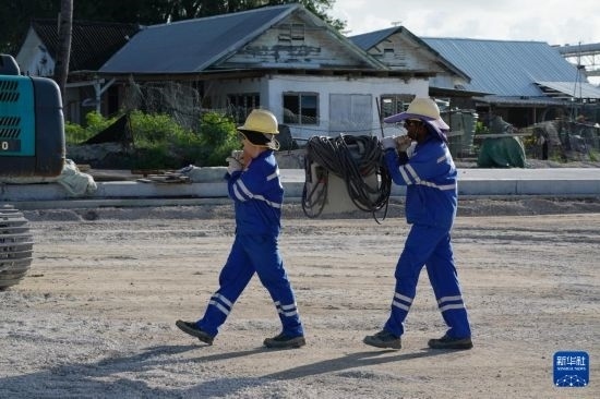 1月18日，工作人員在瑙魯艾沃港碼頭升級(jí)改造項(xiàng)目工地工作。新華社記者 王申 攝