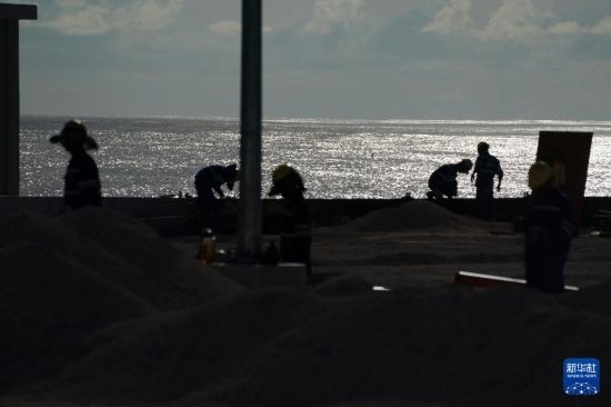 1月18日，工作人員在瑙魯艾沃港碼頭升級(jí)改造項(xiàng)目工地工作。新華社記者 王申 攝