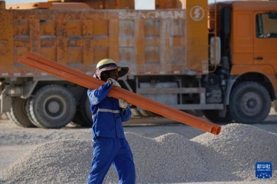 1月18日，工作人員在瑙魯艾沃港碼頭升級(jí)改造項(xiàng)目工地工作。新華社記者 王申 攝