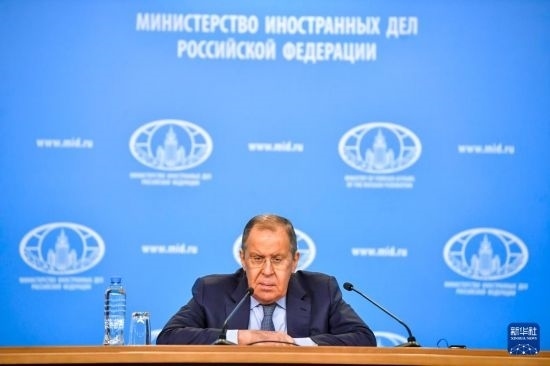 1月18日，在俄羅斯首都莫斯科，俄羅斯外長(zhǎng)拉夫羅夫回答記者提問(wèn)。新華社發(fā)（亞歷山大攝）