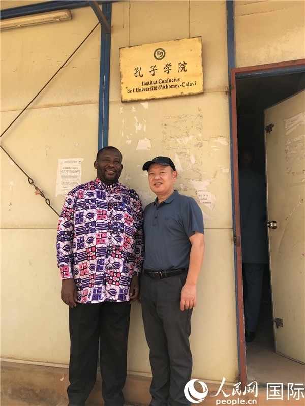 中方院長(zhǎng)趙華修和貝方院長(zhǎng)于連合影。人民網(wǎng)記者 黃培昭攝