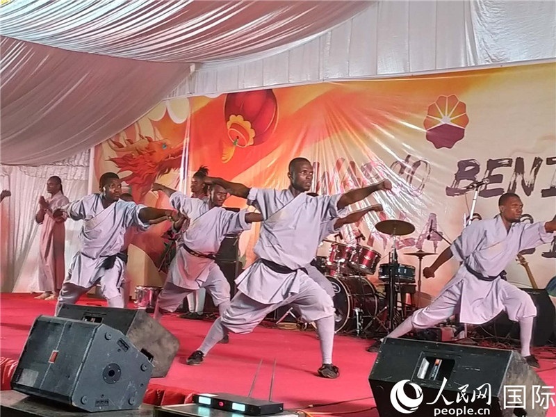貝寧中國(guó)文化中心武術(shù)隊(duì)在進(jìn)行表演。人民網(wǎng)記者 黃培昭攝
