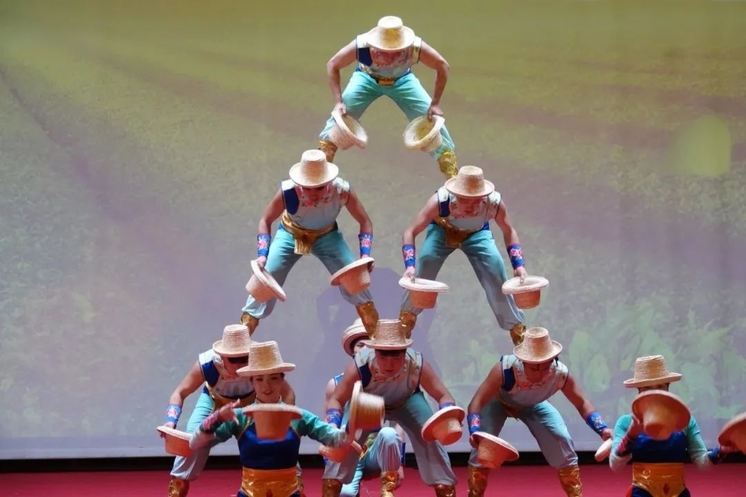 雜技表演“草帽歡歌” 。貝寧中國(guó)文化中心供圖
