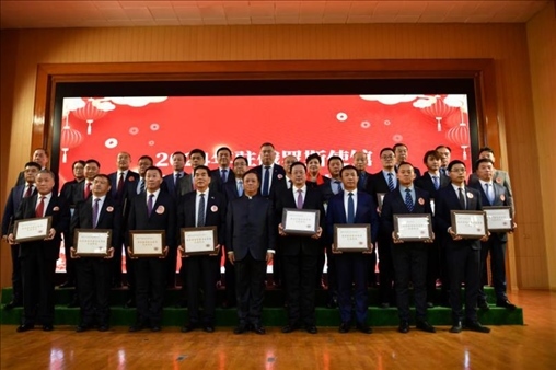 張漢暉為獲獎單位和個人頒發(fā)獎狀。駐俄羅斯使館供圖