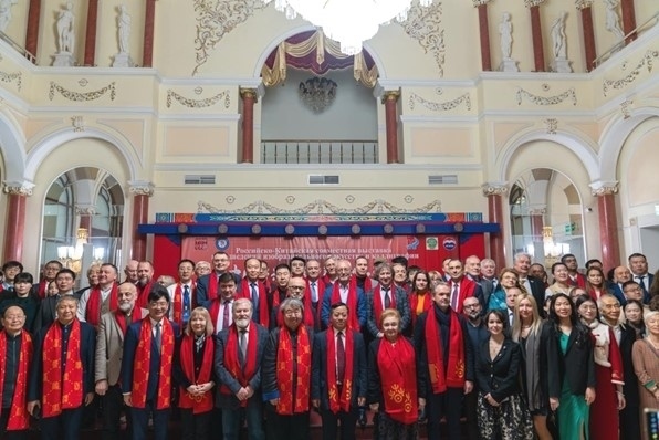 中俄書(shū)法美術(shù)作品聯(lián)展與會(huì)來(lái)賓共同合影留念。駐俄羅斯使館供圖