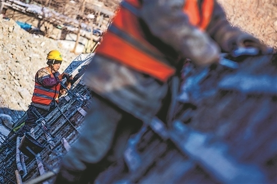 1月3日，房山區(qū)，工人正在雙泉河修筑堤壩。