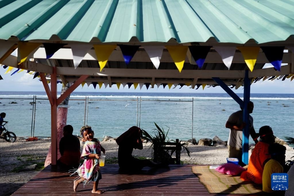 1月20日，當?shù)厝嗽阼斠惶幒┬蓍e娛樂。新華社記者 王申 攝