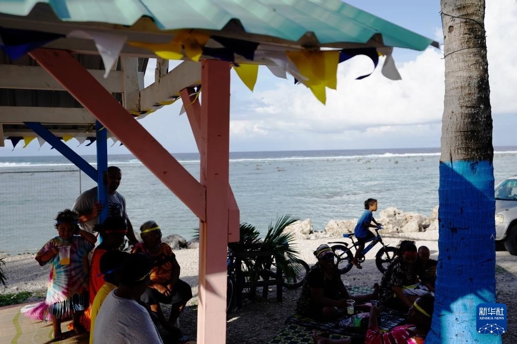 1月20日，當?shù)厝嗽阼斠惶幒┬蓍e娛樂。新華社記者 王申 攝