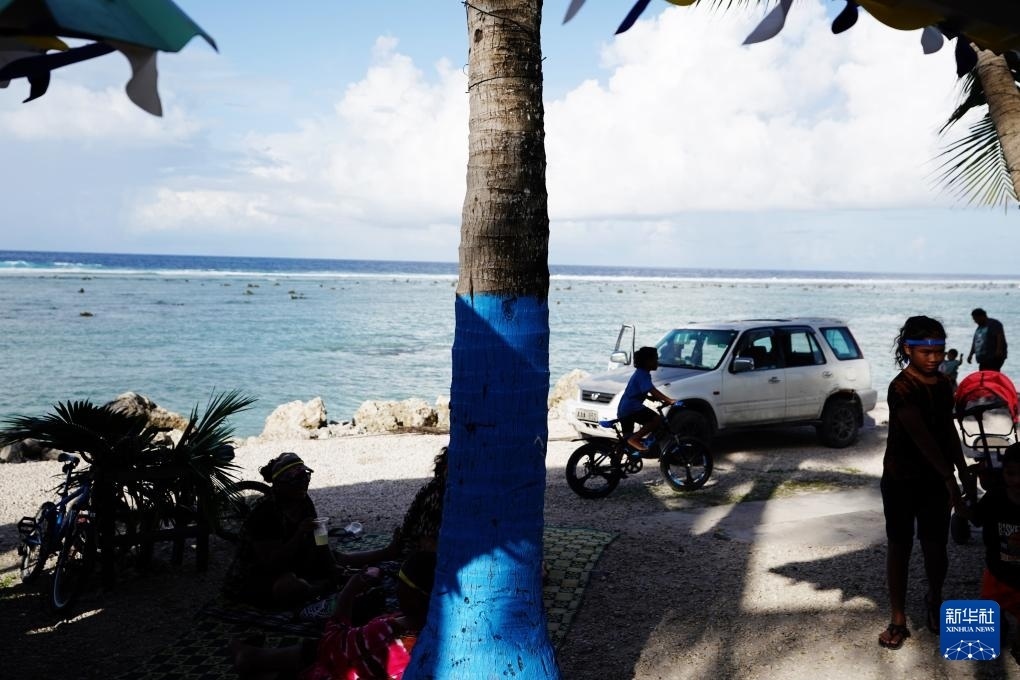 1月20日，當?shù)厝嗽阼斠惶幒┬蓍e娛樂。新華社記者 王申 攝