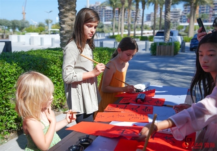 小朋友體驗書法創(chuàng)作。人民網(wǎng) 塔里克·易卜拉欣攝