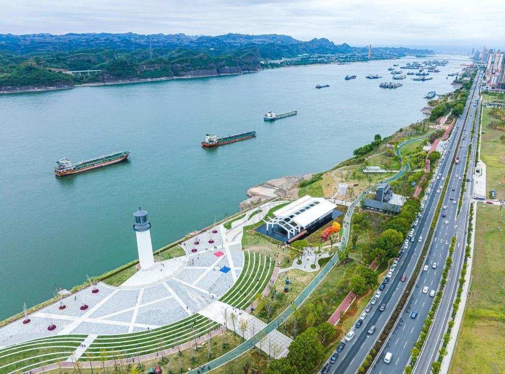 △湖北宜昌市濱江公園燈塔廣場。該廣場是在實施岸線復(fù)綠等綜合措施后，由老舊碼頭改造而成。