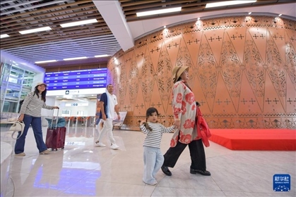 1月24日，在印度尼西亞雅加達哈利姆站，乘客在候車大廳內(nèi)行走。新華社記者 徐欽 攝