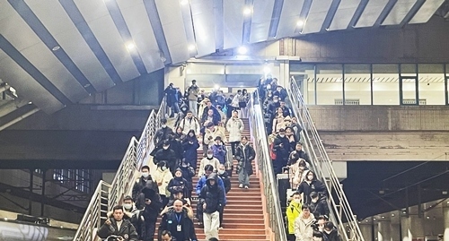 2024年鐵路春運(yùn)今日啟動(dòng)，旅客進(jìn)入站臺(tái)準(zhǔn)備乘車(chē)。人民網(wǎng)記者 喬雪峰攝