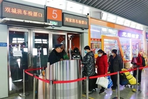 哈西公路客運(yùn)站內(nèi)旅客檢票排隊(duì)上車(chē)。黑龍江省交通運(yùn)輸廳供圖