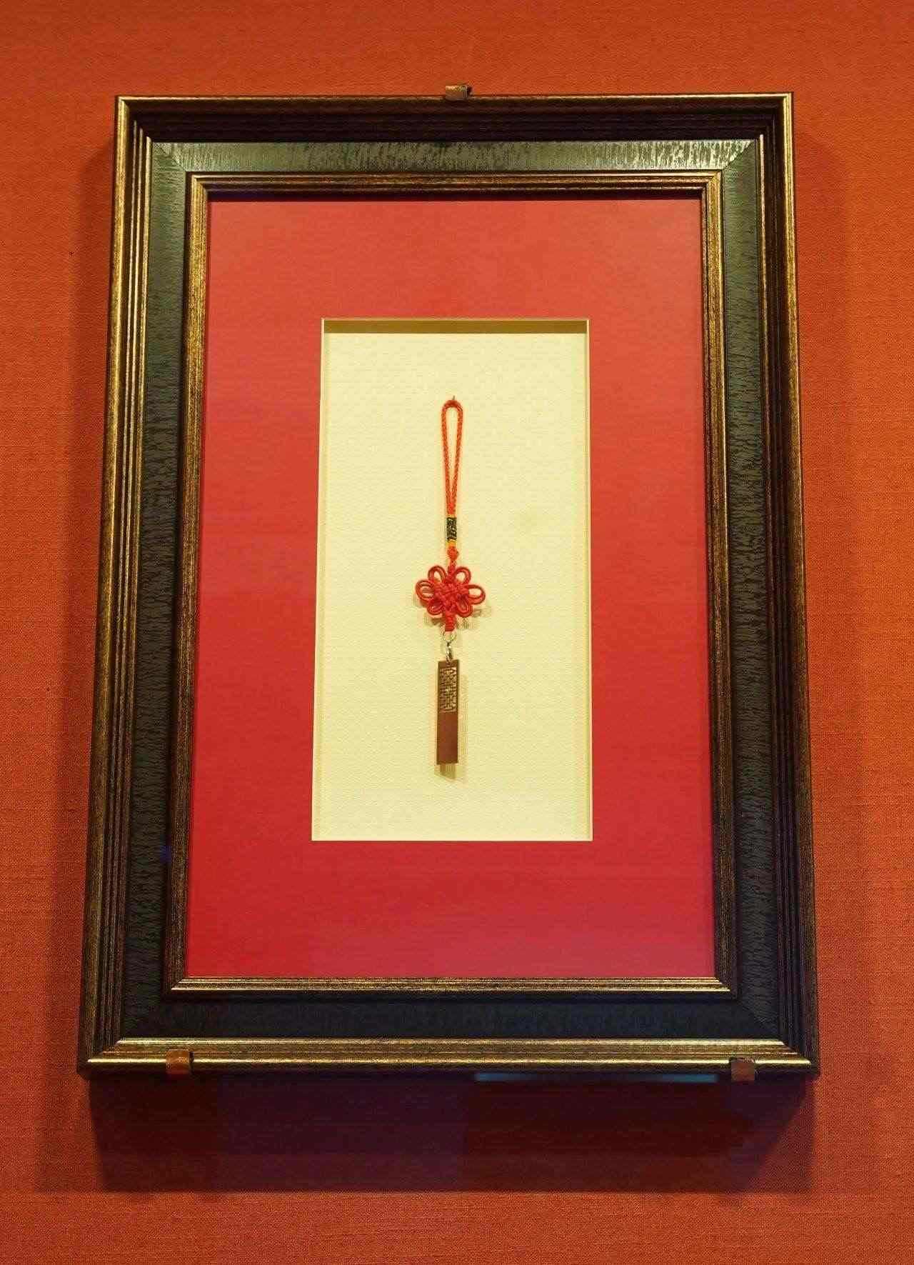 2017年5月，時(shí)任肯尼亞總統(tǒng)烏胡魯·肯雅塔贈(zèng)送習(xí)近平主席的蒙內(nèi)鐵路紀(jì)念U盤。