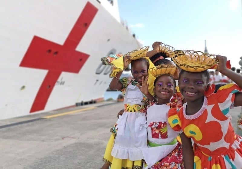 2018年10月，在安提瓜和巴布達(dá)首都圣約翰，當(dāng)?shù)匦∨笥焉泶﹤鹘y(tǒng)服裝歡迎中國海軍“和平方舟”醫(yī)院船首次到訪。