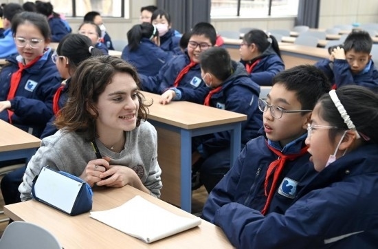  2023年12月18日，在西安新城區(qū)后宰門小學(xué)進(jìn)行的中法校園文化周法語(yǔ)語(yǔ)言沙龍上，西安法語(yǔ)聯(lián)盟的老師與學(xué)生進(jìn)行互動(dòng)。新華社記者 劉瀟 攝