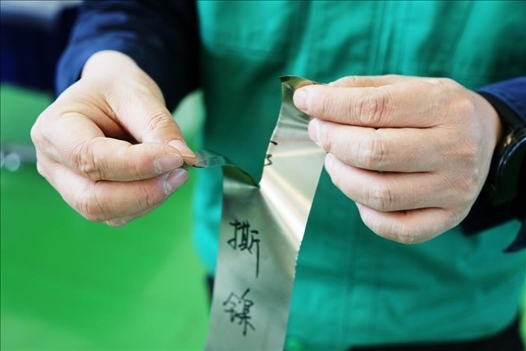 0.05毫米“手撕鎳”。 李羊攝