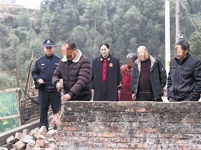  圖③：庭審結(jié)束后，在法官的見證下，陳某在院壩邊重新開鑿一條通道。