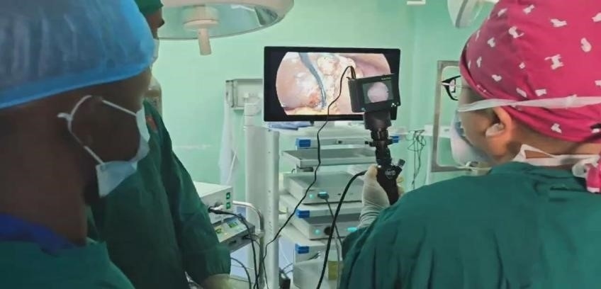 吳巍醫(yī)生（右一）在開展雙鏡聯(lián)合手術(shù)。中國援桑醫(yī)療隊供圖