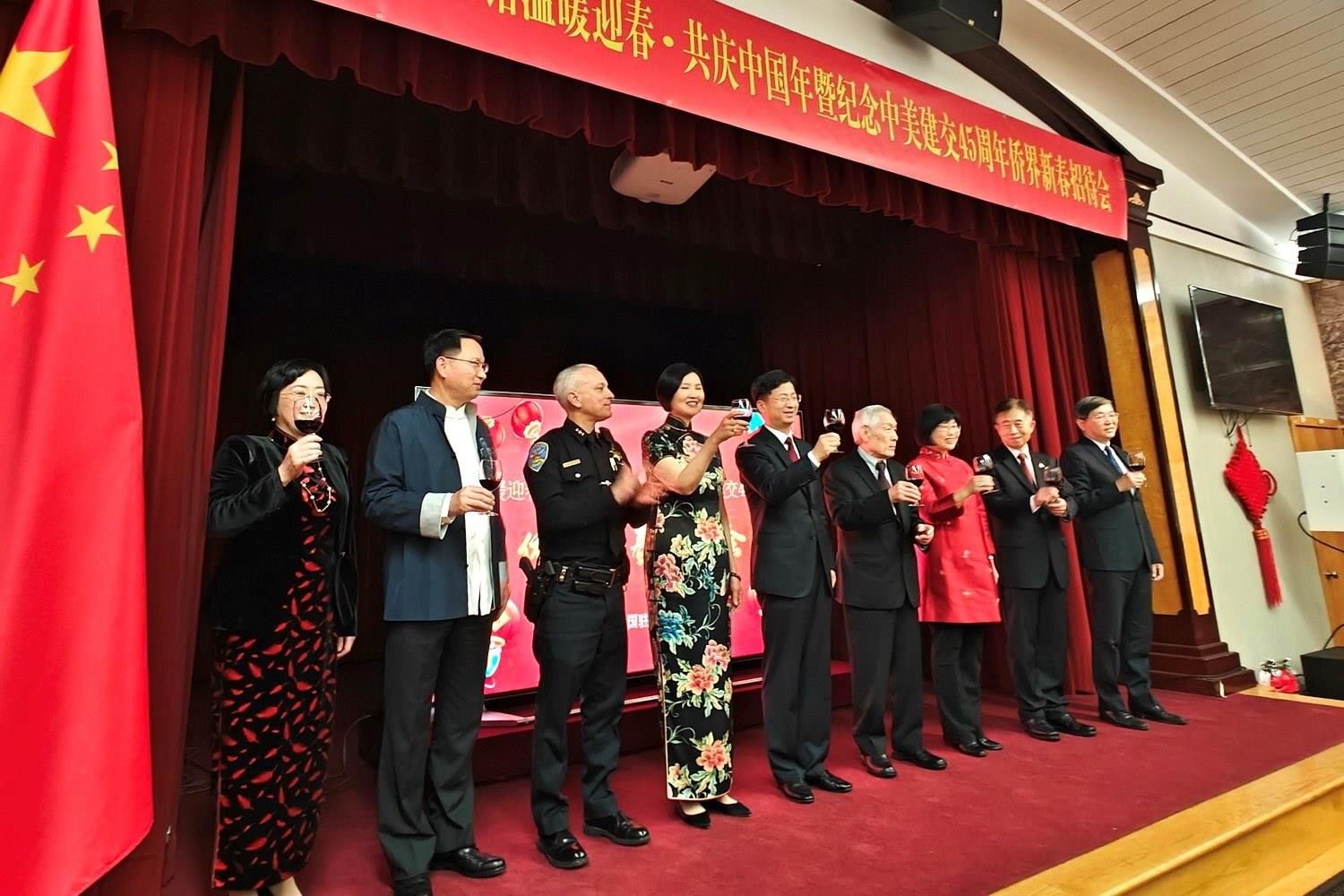 僑胞代表與駐舊金山總領(lǐng)館官員合影。主辦方供圖