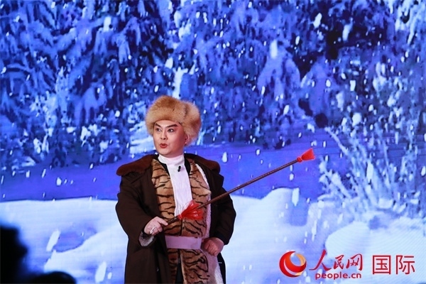 現代京劇《智取威虎山》選段《打虎上山》。人民網 許可攝