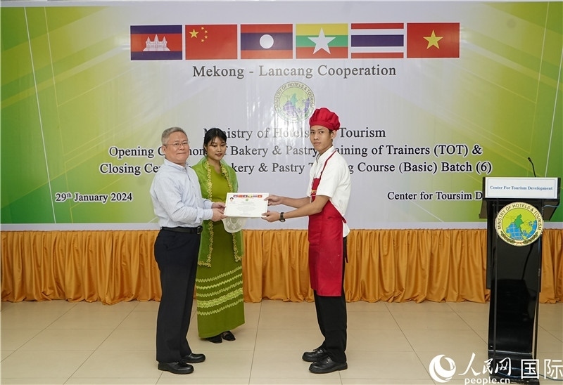 潘峰參贊向?qū)W員頒發(fā)證書。人民網(wǎng)記者 謝佳君攝