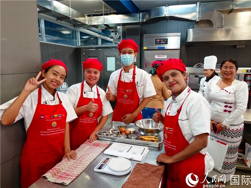 學(xué)員進(jìn)行實(shí)操練習(xí)。人民網(wǎng)記者 謝佳君攝