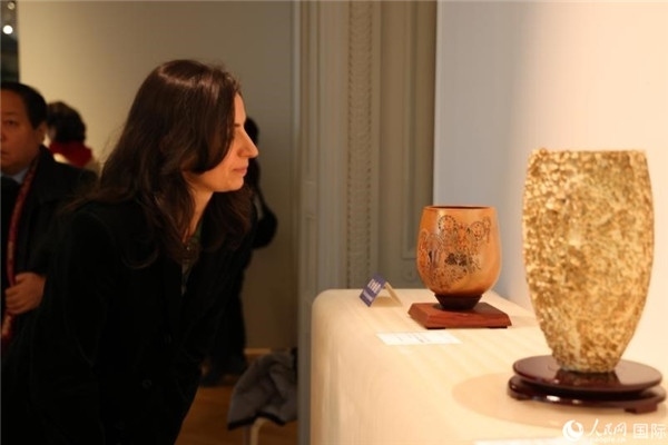 嘉賓和公眾參觀“絲路瓷行”——中國景德鎮(zhèn)陶瓷文化特展。人民網(wǎng)記者 尚凱元攝