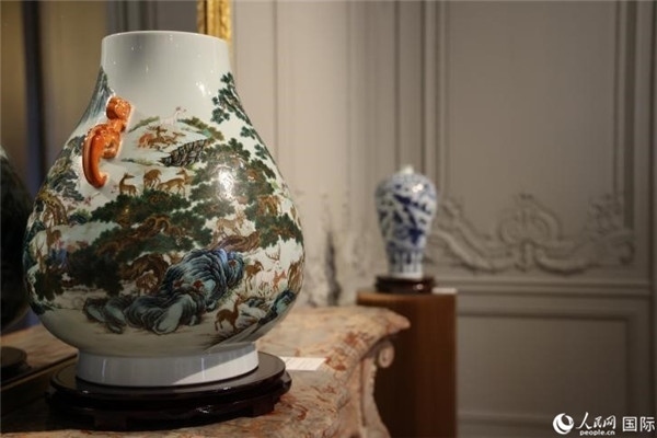 嘉賓和公眾參觀“絲路瓷行”——中國景德鎮(zhèn)陶瓷文化特展。人民網(wǎng)記者 尚凱元攝