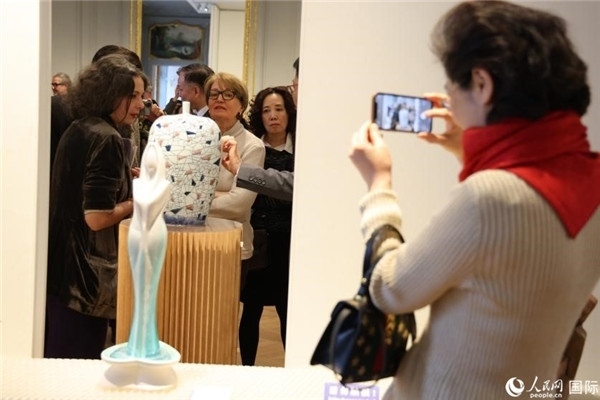 嘉賓和公眾參觀“絲路瓷行”——中國景德鎮(zhèn)陶瓷文化特展。人民網(wǎng)記者 尚凱元攝