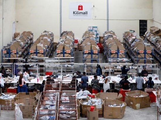 2023年11月11日，在肯尼亞姆洛隆戈，Kilimall員工在倉庫內(nèi)工作。新華社記者 李亞輝 攝
