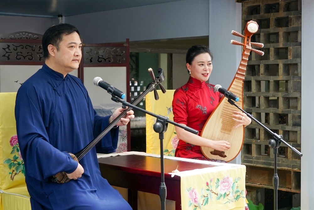 評(píng)彈藝人在蘇州平江路上的一家評(píng)彈店內(nèi)進(jìn)行表演（2023年7月7日攝）。新華社記者 李博 攝